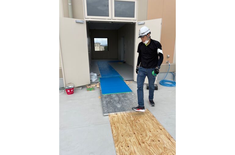 茅ヶ崎　からあげ店舗　搬入風景