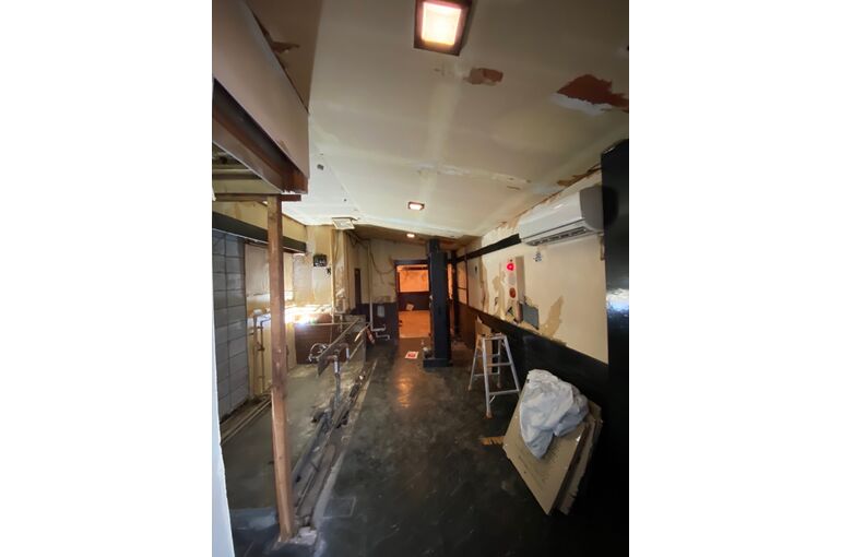 横浜市　飲食店　新装工事　解体風景