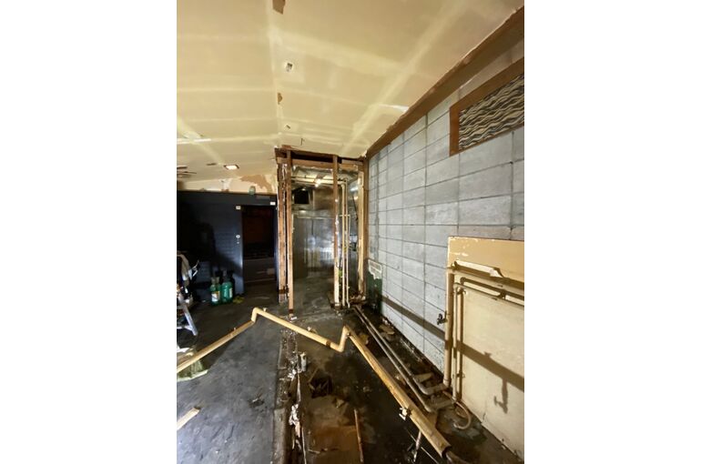 横浜市　飲食店　新装工事　解体風景